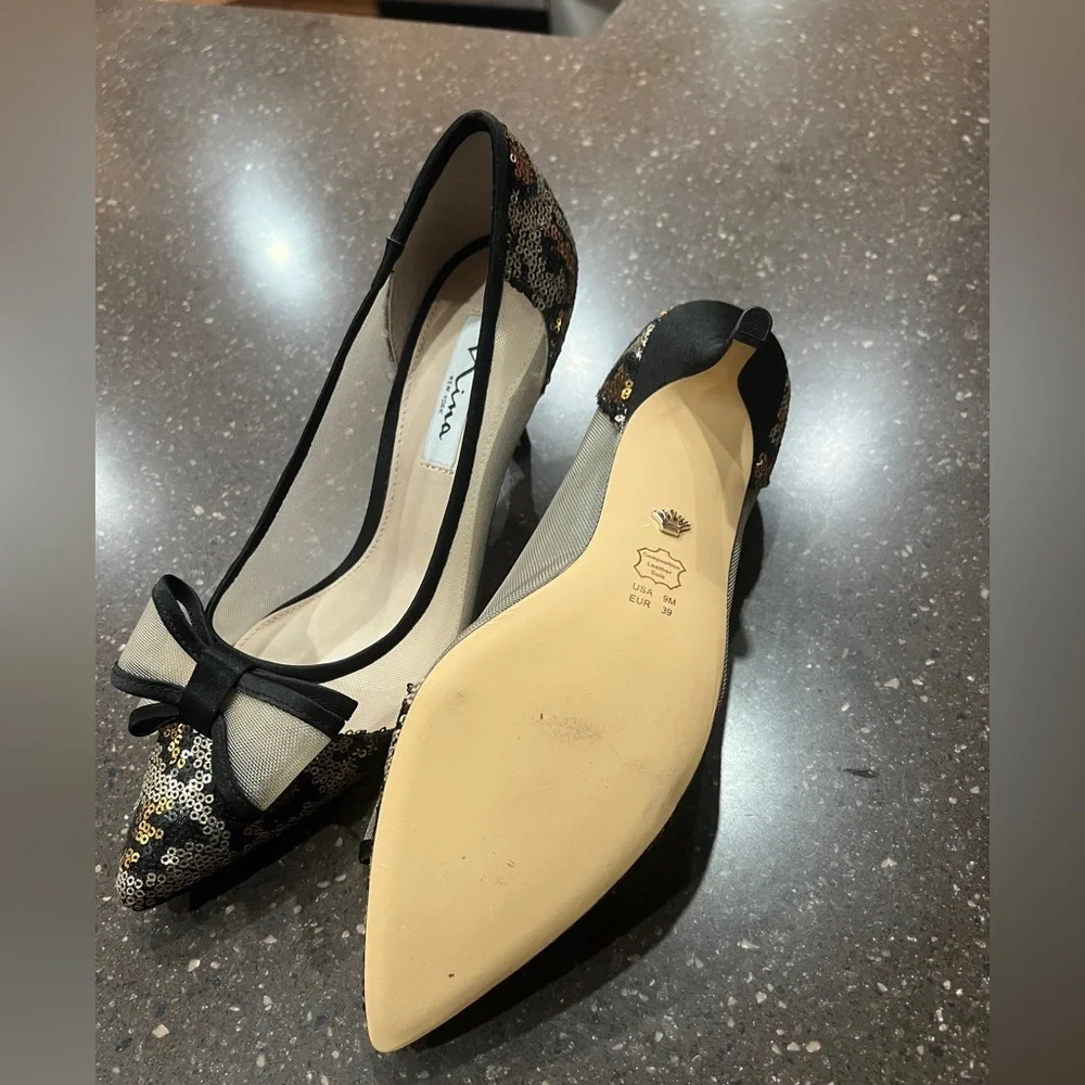 Nina Bianca Pointy Toe Pump - Picture 5 of 8